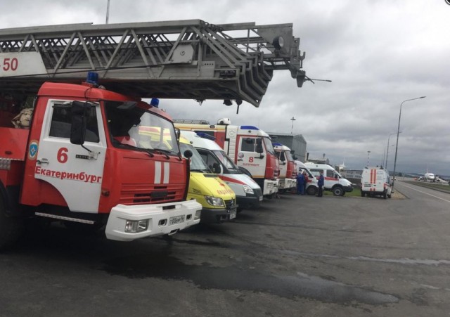 Самолет из Санкт-Петербурга готовится к аварийной посадке в Кольцово