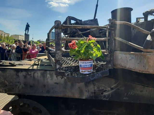 На привезенный в Москву трофейный танк Абрамс кто-то поставил герань