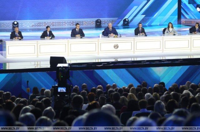 Лукашенко: Беларусь живет в очень тяжелый период, вопрос "или - или"