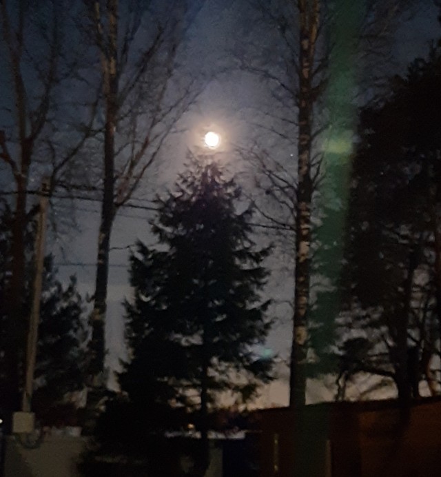 Луна за горой Монвизо