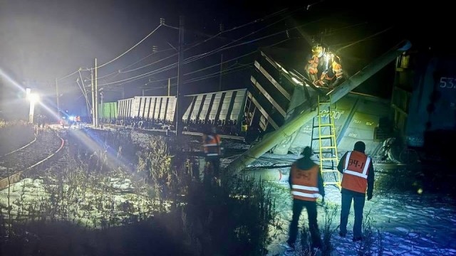 В Иркутской области грузовой поезд сошёл с рельсов.