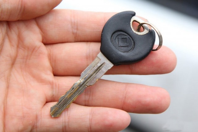 Как открыть автомобиль, если ключи остались в салоне