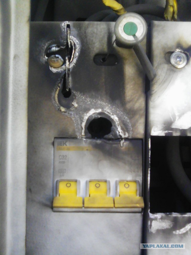 Провод вл-10кВ упал на крышу дома!