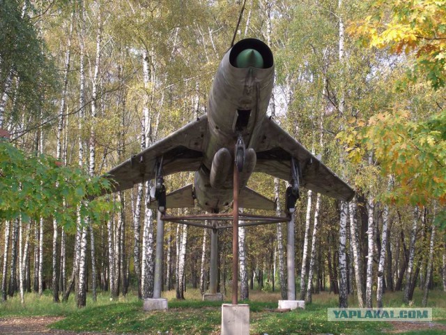 Самолет во дворе