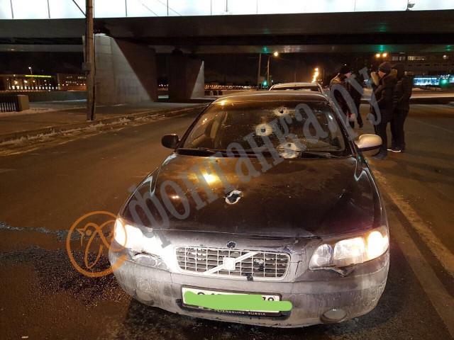 В Санкт-Петербурге мужчина на иномарке открыл огонь по полицейским, проезжающим рядом на патрульной машине