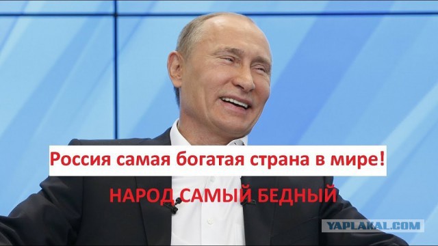 Росстат: почти половине семей в России денег хватает только на еду и одежду