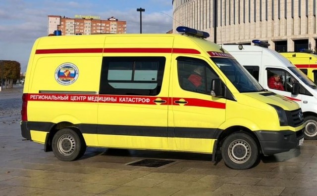 Ребёнка с подозрением на коронавирус забирает скорая!