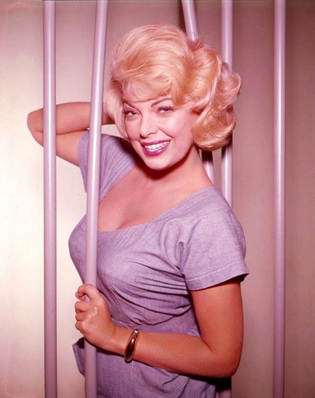 Красивых женщин вам в ленту прямиком из 1950-х годов