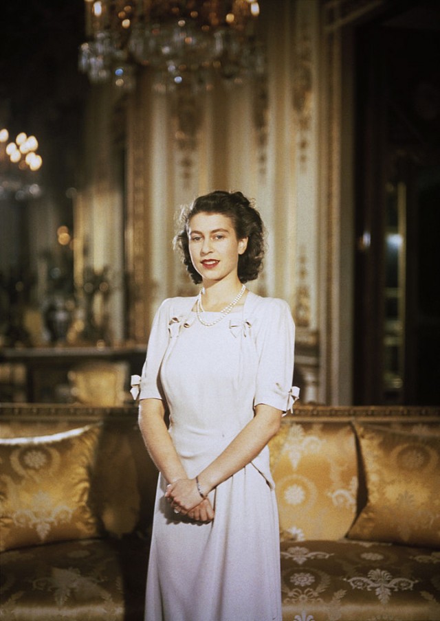 20 фотографий Елизаветы II, сделанных до того, как она стала королевой
