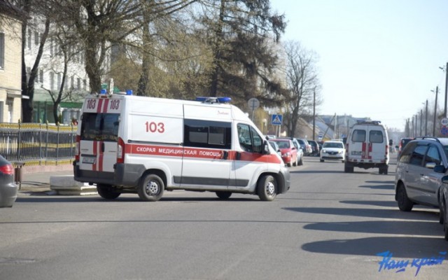 В Барановичах сломавшийся автомобиль скорой помощи починили проезжавшие мимо водители