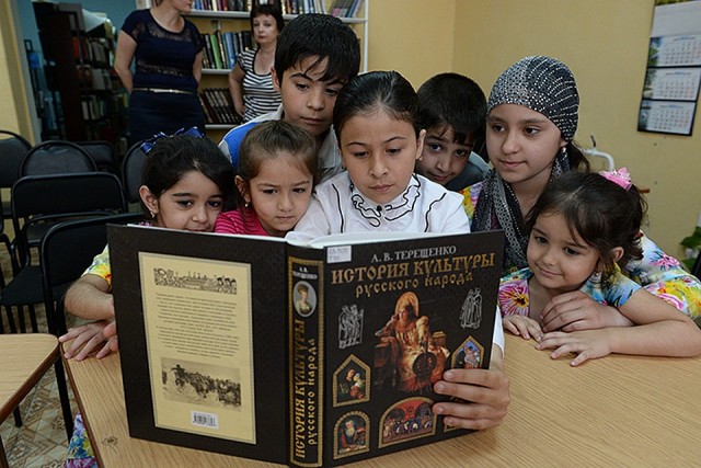 Путин предложил следить за долей детей мигрантов в школах