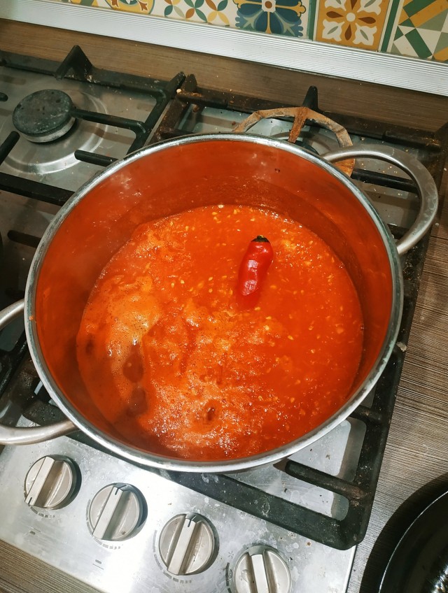 Томатный суп с колбаской и беконом