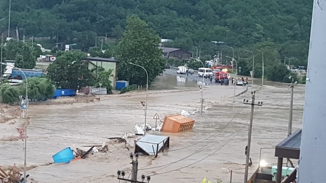В Туапсинском районе всю ночь бушевала стихия. Затопленными оказались сотни домов