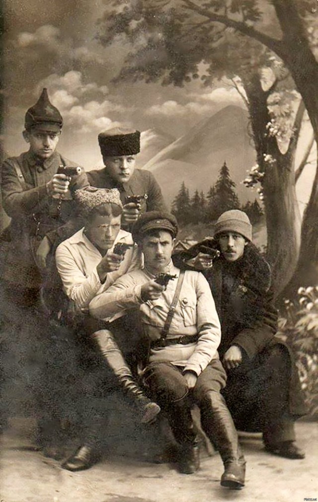 Фотографии связанных с историей Красной и Советской Армии.