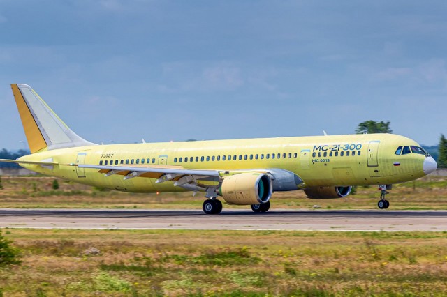 Российский авиалайнер МС-21 с отечественным композитным крылом уже в небе