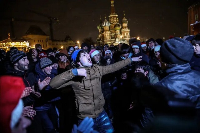 С Красной площади прогнали фотографирующихся девушек в традиционных русских сарафанах, кокошниках и с флагом России