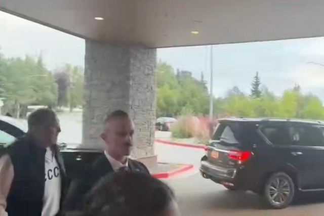 Авторы свитера Лаврова с надписью «СССР» думают выпустить одежду с его цитатами