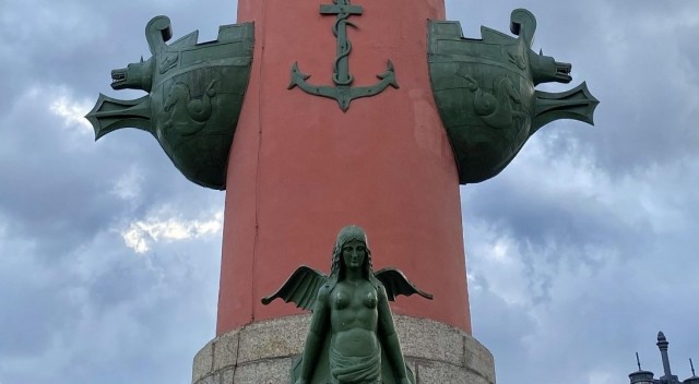 Кто сидит у Ростральных колонн?