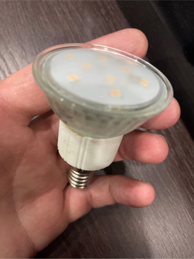 Выпьем, не чокаясь... за лампочку над парадной.