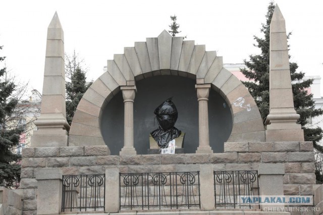 Ленину придали украинский оттенок.