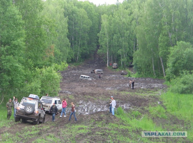 Под Новосибирском в грязи застрял танк