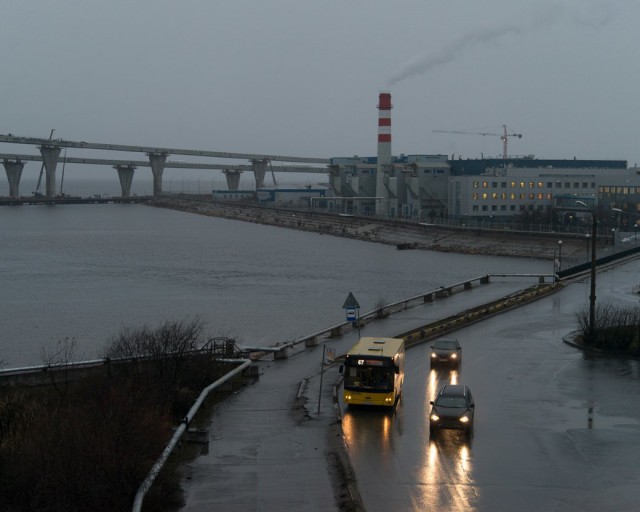 Как живут люди над головой которых возводят дорогу