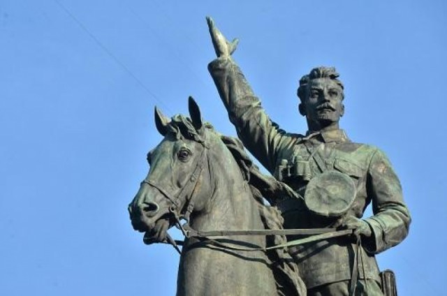 Реальные прототипы самых знаменитых памятников и культовых плакатов