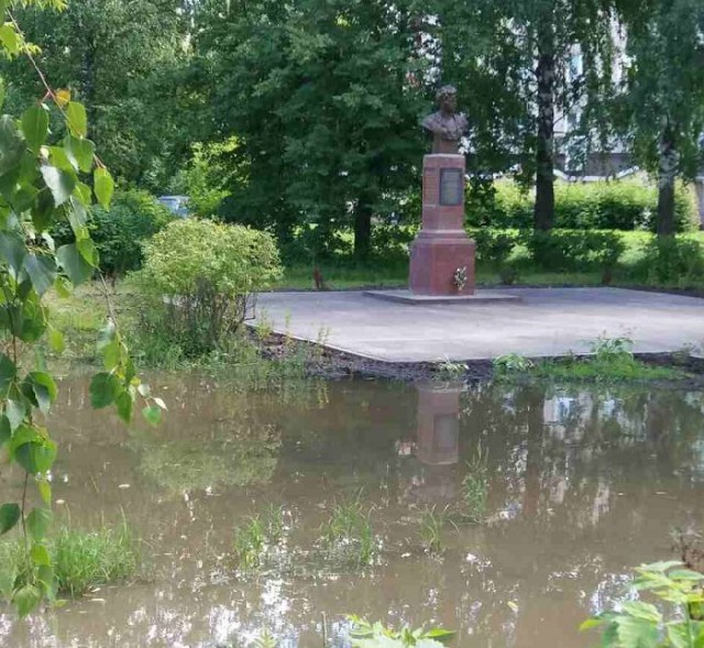 "Памятник воровству и бездарности"