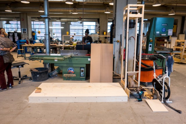 Как парень сделал вязальную машину, чтобы развлечь пассажиров в ожидании поезда