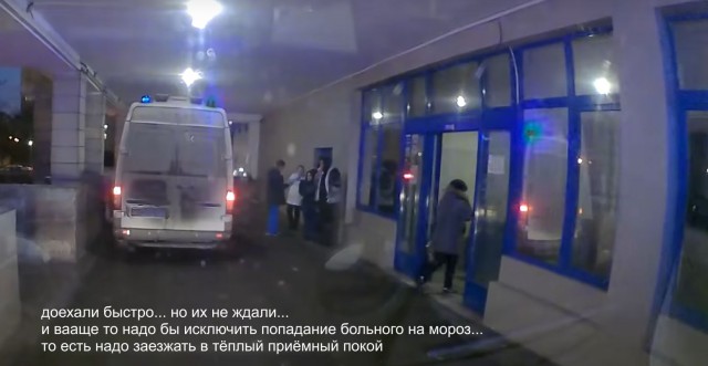 Две машины скорой помощи летят по Санкт-Петербургу