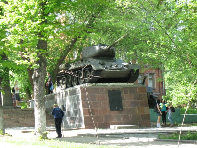 Советские монументы и уличные памятники