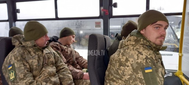 На кадрах добровольная сдача в плен украинских военных на острове Змеиный