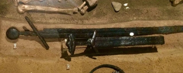 Мечник из Янаккала. Загадка двух мечей в захоронении воина.