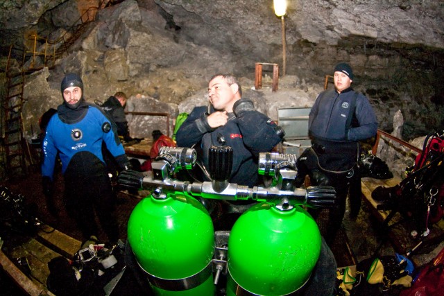 Холодно, тесно и темно.