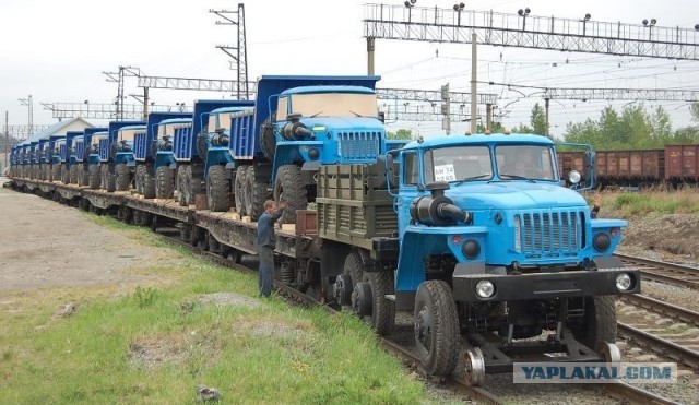 БТР-80 (ГАЗ-5903Ж) на железнодорожном ходу