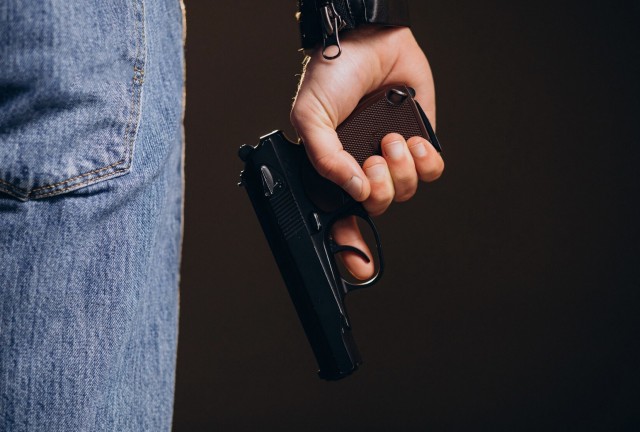 Неизвестный расстрелял окна жилого дома в Нижнем Тагиле