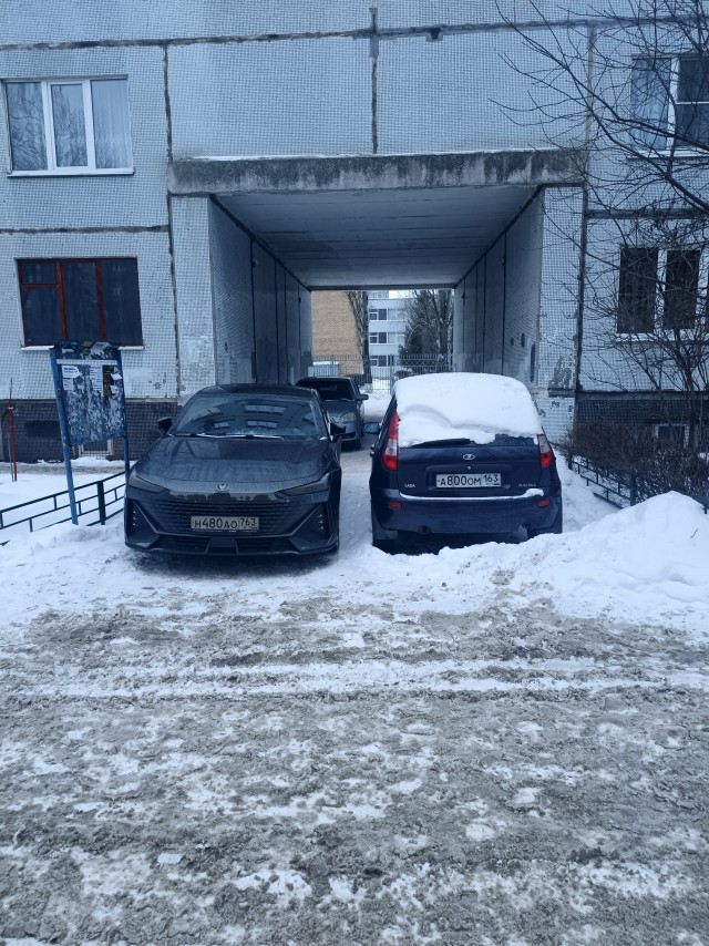 Петербуржец шокировал соседей своей парковкой на лестнице
