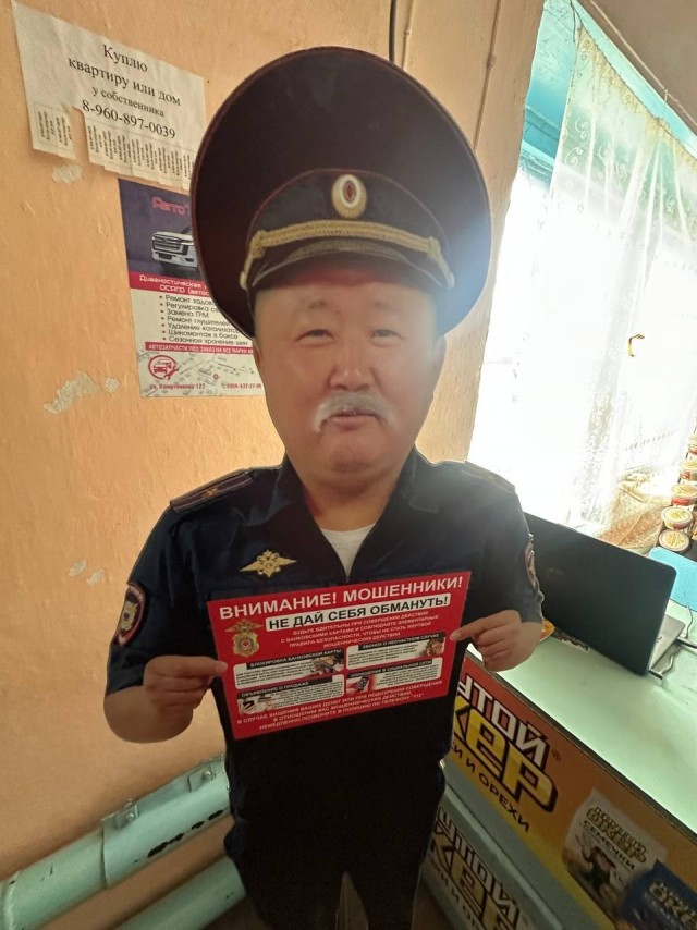 Вот такие картонные фигуры увидел сегодня в разных магазинах поселков Калмыкии