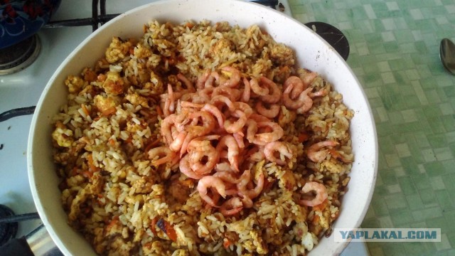 Жареный рис по тайски с креветками и грудкой