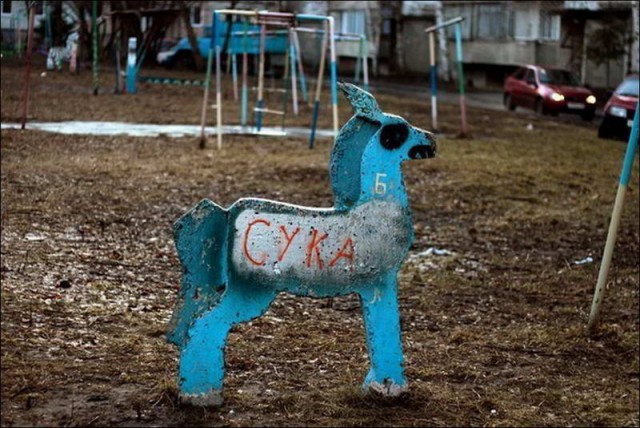 18 странных скульптур на детских площадках, которые невозможно забыть
