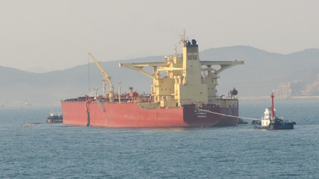 Погрузка танкера в море