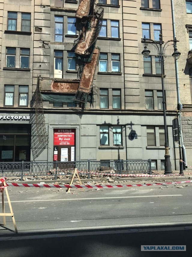 В центре Петербурга обрушились четыре балкона жилого дома