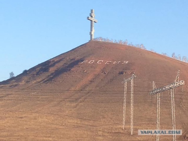 В Красноярске ко Дню космонавтики установили огромного надувного космонавта, но он не выдержал