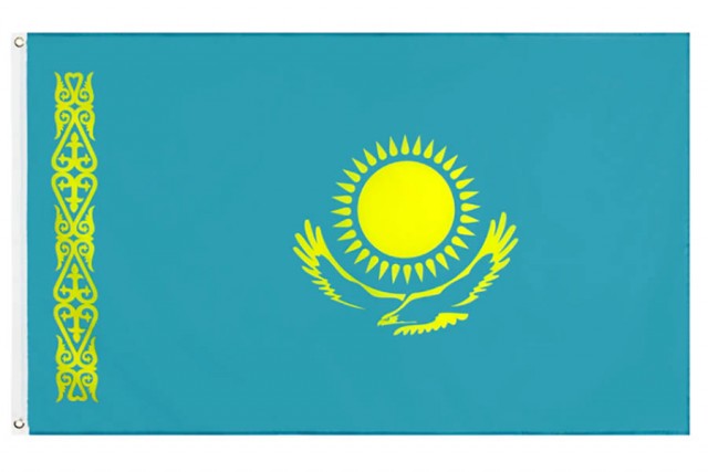 Жильцам из Красноярска просто закрасили окна из-за флага Украины и плаката