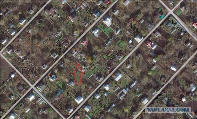 Жительница Омска накопила на своем дворе свалку, которую видно со спутника