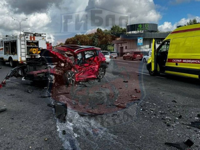 На МКАД джип вылетел на встречку и лоб в лоб врезался с другим авто