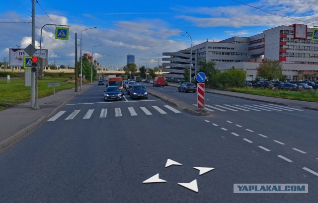 На красный? В наушниках? На самокате?