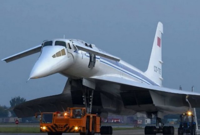Подвижный нос «Конкорда» для  обзора во время взлета и посадки