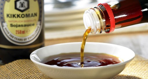 Парень выпил на спор бутылку соевого соуса ...