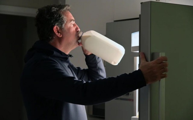 В Нидерландах мужчина, который пил более 20 литров молока каждый день, попал в реанимацию